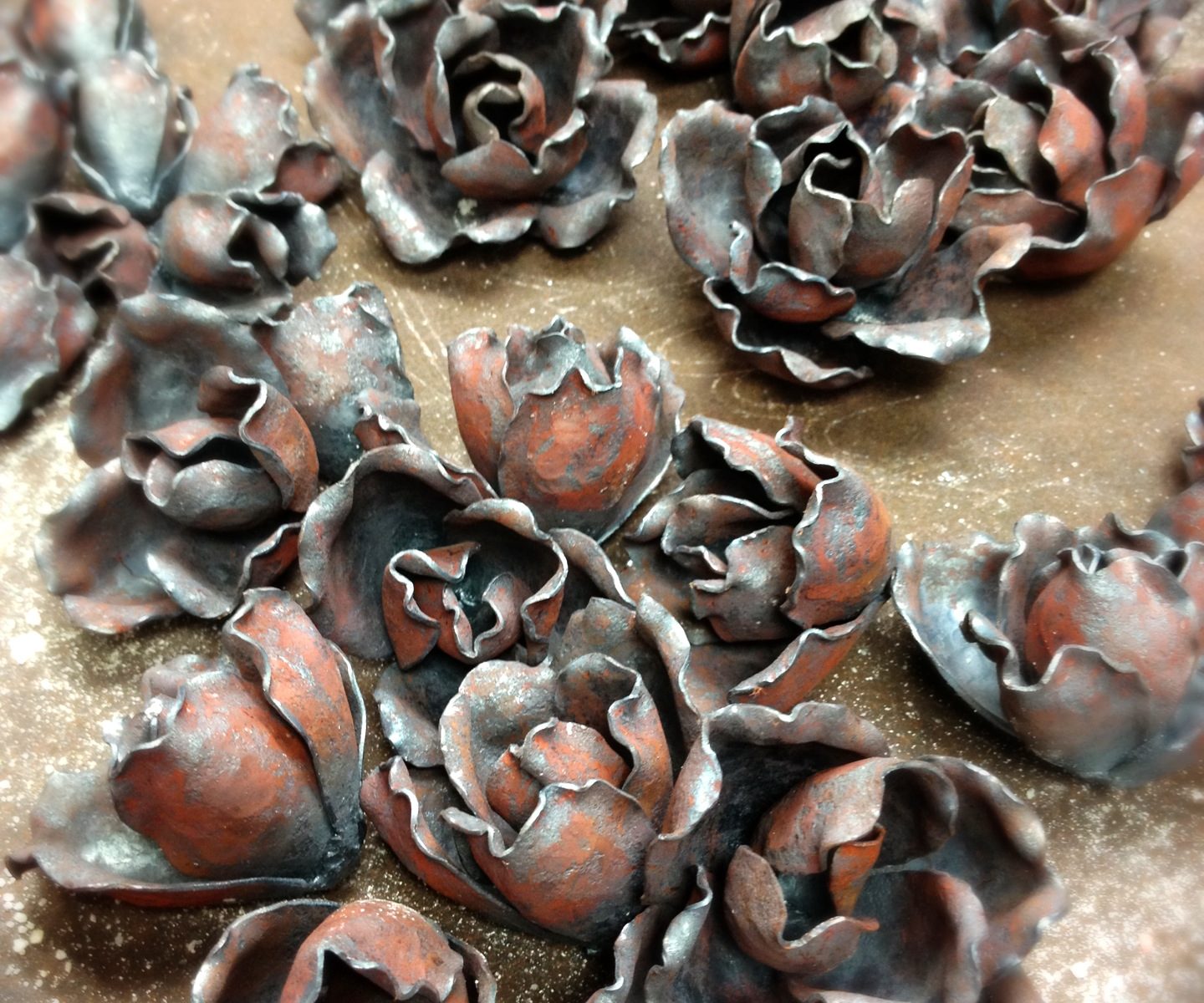 アイアンアートで制作中のバラの花。花びら一枚一枚を鍛造して溶接してまとめて花に作っています。