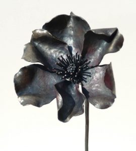 一重のバラをモチーフにしたアイアンアート作品。繊細な花芯の表現。