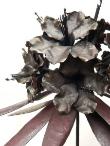 華やかなシャクナゲのアイアンアート作品。