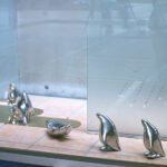 夏をイメージしたペンギンパレードです。 ガラスエッチングを使って雨、風、日差しの 情景を作りました。 ペンギンは屋外でも腐食の少ないヒドロというタイプのアルミ鋳物です。