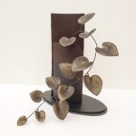 カンガルーアイビーをモチーフにしたアイアンアート作品。 鍛造によって繊細なハンマートーンを施した葉が、元気に伸びている姿です。大小のあるハート型の葉のリズム感が可愛らしい雰囲気です。 ベースも含め全て鉄で、クリア塗装仕上げです。色味の違いは鉄の仕上げで表現しています。