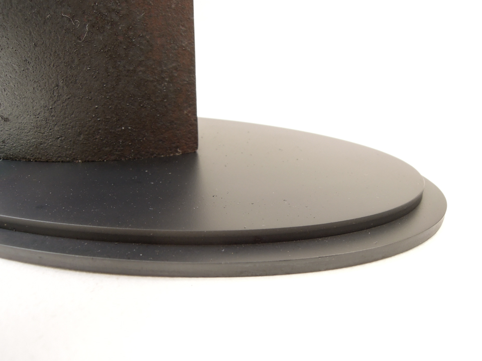 一枝のカンガルーアイビーをモチーフに軽やかで伸び伸びした印象にまとめたアイアンアート。一枚一枚の葉がイキイキしています。ベースのディテール写真。