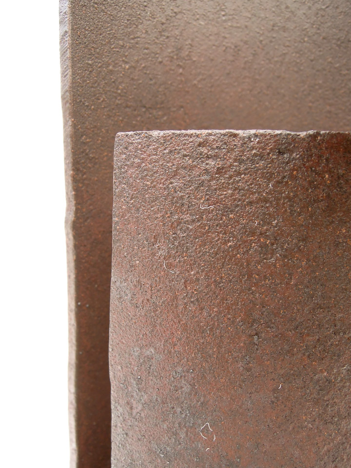 一枝のカンガルーアイビーをモチーフに軽やかで伸び伸びした印象にまとめたアイアンアート。一枚一枚の葉がイキイキしています。ベースのディテール写真。