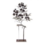 バラの立木をモチーフにした鉄の鍛造作品です。 一枚一枚の花びらを鍛造してガス溶接で組み上げています。花は「シャルル・アズナブール（マチルダ）」をモデルに、一部の葉はワイヤー表現。軽やかで、風で動くような佇まいを意図したアイアンアート。台は少し装飾的なデザインになっています。全体写真。