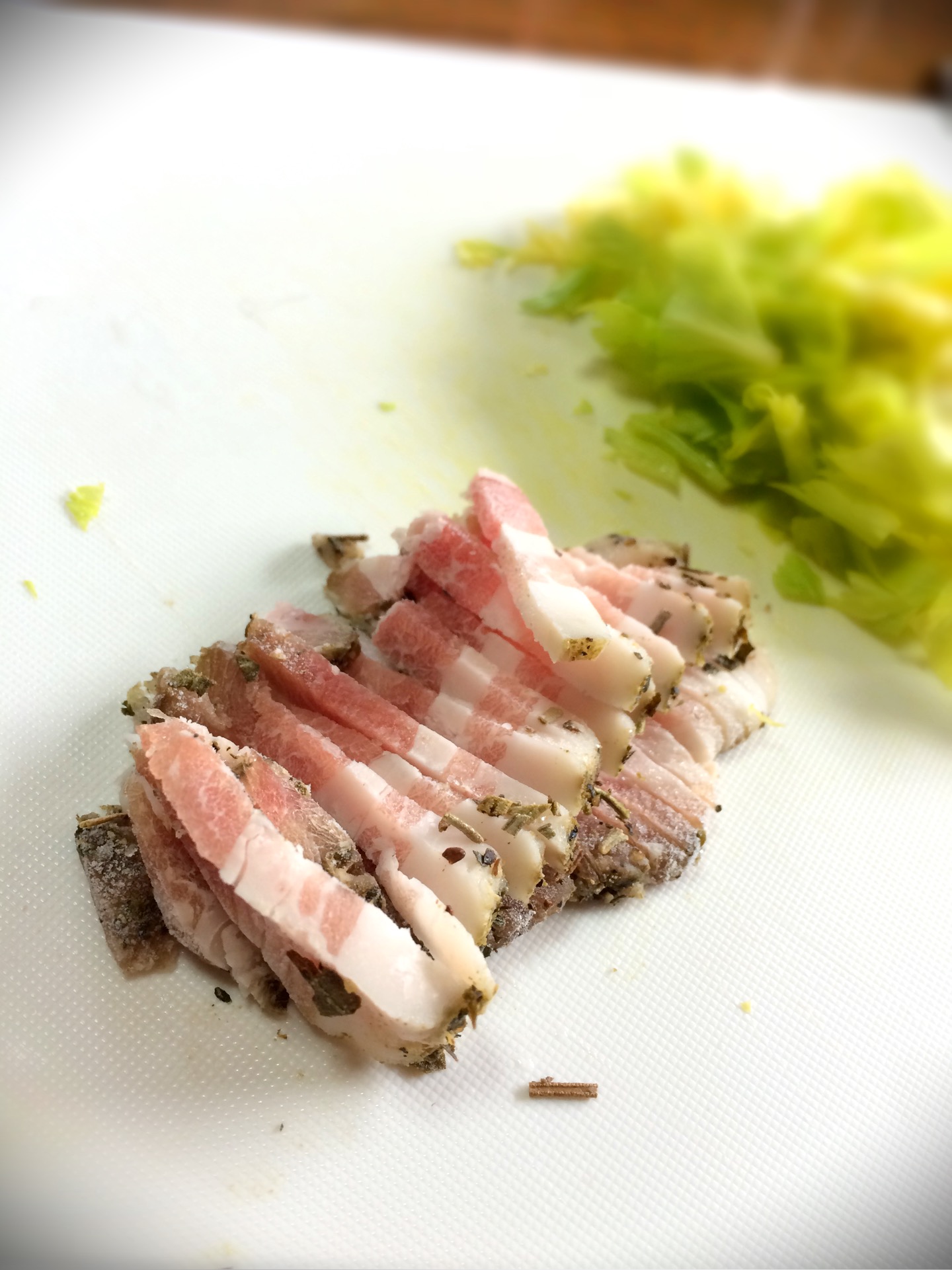 冷蔵庫で生ベーコン、自家製の「パンチェッタ」　その2