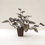 観葉植物としてとてもポピュラーなポトスをモチーフにした鉄のアートオブジェ。正面からの写真。