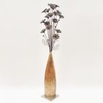 コスモスの花束を鉄で表現したアートオブジェ。可憐な花と葉脈だけのような葉を繊細に作りこみ真鍮とステンレスのベースと組み合わせました。全体写真。