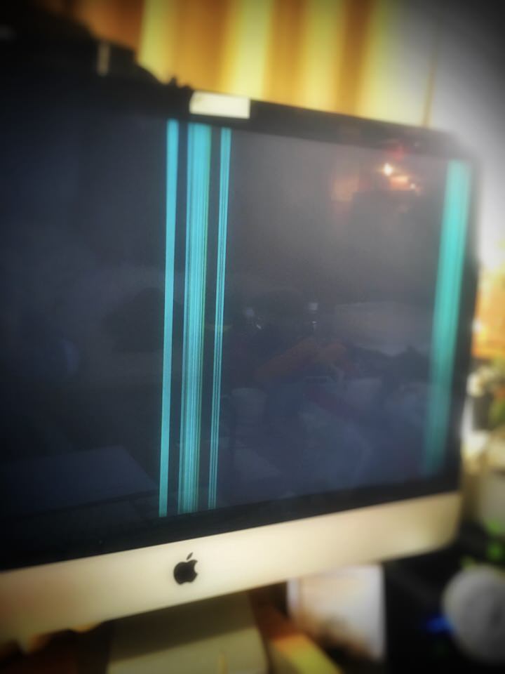 故障したiMac。モニタに縦ラインが入ってしまった。