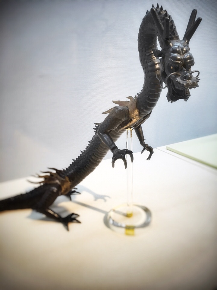自在置物の龍、鉄製です。