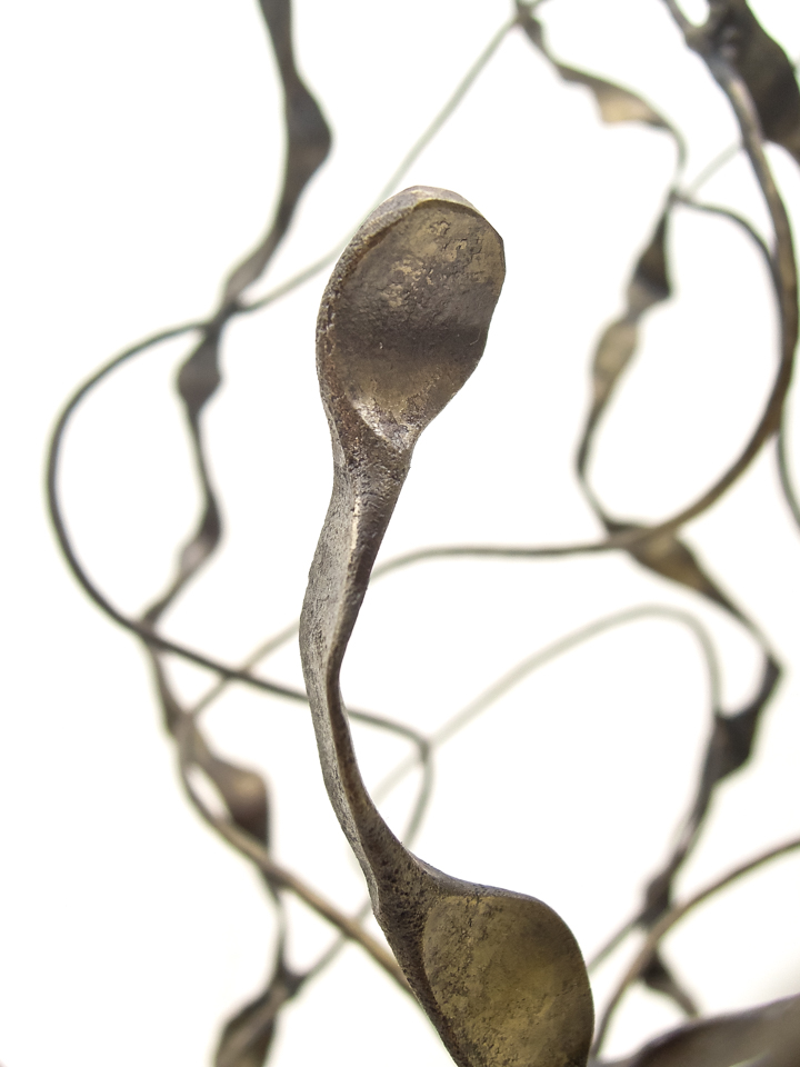 鍛鉄で伝説の生物を制作した幻想的鉄生物 L-Febシリーズ「鳳凰＿鳳」尾のアップ写真。鍛造線を角度を変えながら潰し、揺らめく炎のように立ち上らせました。
