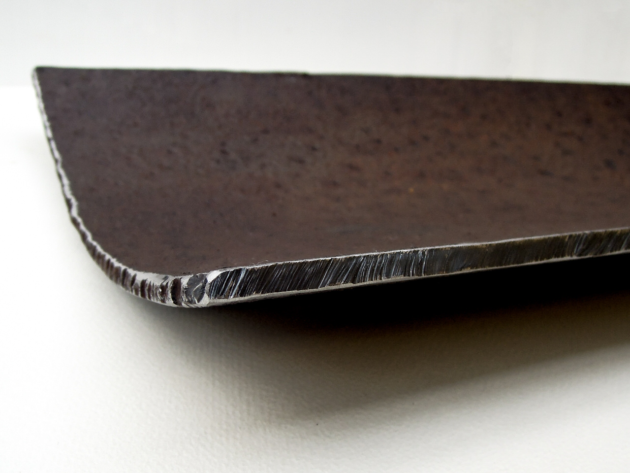 蓮の花が高く茎を伸ばし大きく咲いている姿を鉄で表現したアート作品です。ベースの表情。