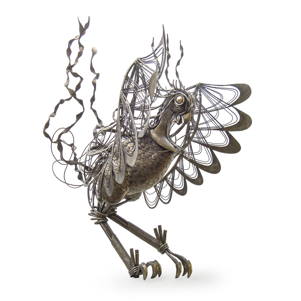 鍛鉄で伝説の生物を制作した幻想的鉄生物 L-Febシリーズ「鳳凰＿凰」横からの写真。ボディは鱗で覆われ、翼は透け感のあるワイヤー表現です。