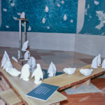 P.Parade「海から空へ」 + P.Parade「ko.n.ni.chi.wa.」1999年、東京ガス立川ショールーム「ティースリー・立川ギャラリー」での展示会の記録写真。オーストラリアのフィリップ島に生息する世界で一番小さいペンギン、フェアリーペンギン(コガタペンギン)と同じ大きさになっています。