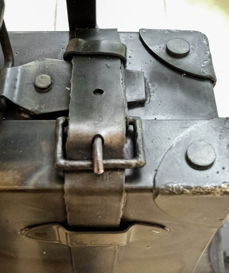 横浜ノースポートモールにオープン時設置されていたアートオブジェ「急ぐヤツら」。忘れ物のバッグや鞄を届けるために駅へと急いでいる彫刻作品です。全て鉄で制作されました。旅行カバンを運ぶ作品。