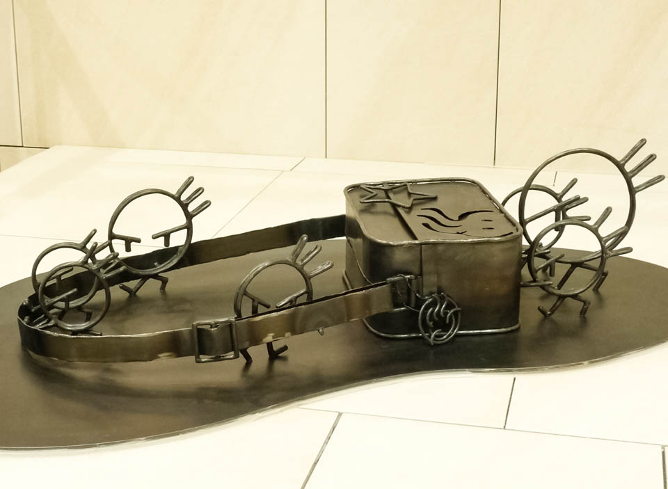 横浜ノースポートモールにオープン時設置されていたアートオブジェ「急ぐヤツら」。忘れ物のバッグや鞄を届けるために駅へと急いでいる彫刻作品です。全て鉄で制作されました。園児バッグを運ぶ作品。