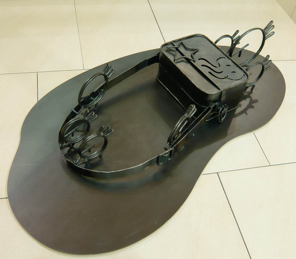 横浜ノースポートモールにオープン時設置されていたアートオブジェ「急ぐヤツら」。忘れ物のバッグや鞄を届けるために駅へと急いでいる彫刻作品です。全て鉄で制作されました。園児バッグを運ぶ作品。