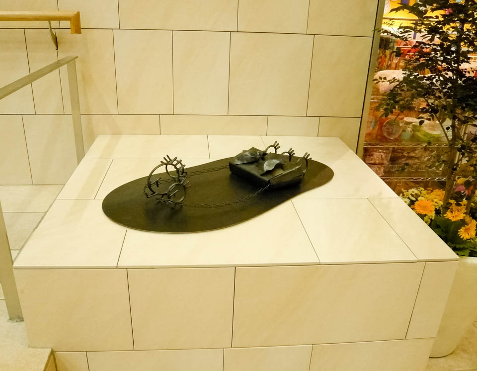 横浜ノースポートモールにオープン時設置されていたアートオブジェ「急ぐヤツら」。忘れ物のバッグや鞄を届けるために駅へと急いでいる彫刻作品です。全て鉄で制作されました。ハンドバッグを運ぶ作品。