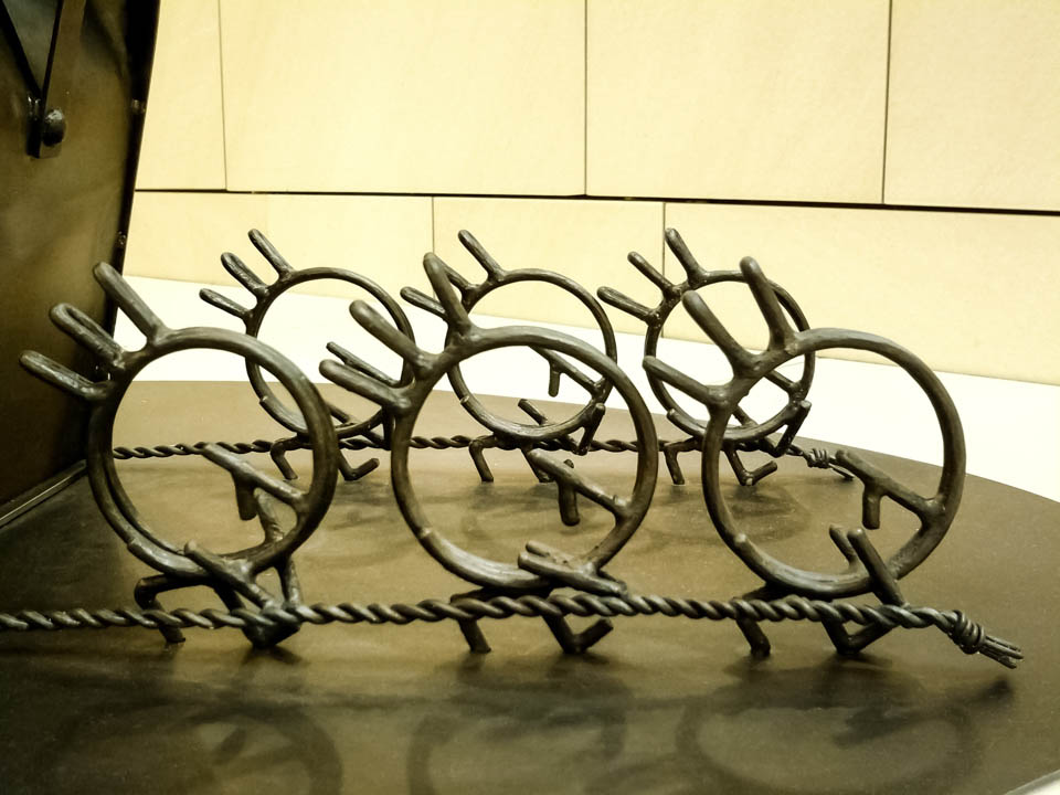 横浜ノースポートモールにオープン時設置されていたアートオブジェ「急ぐヤツら」。忘れ物のバッグや鞄を届けるために駅へと急いでいる彫刻作品です。全て鉄で制作されました。ドクターバッグを運ぶ作品。