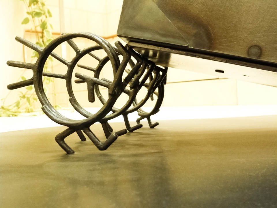 横浜ノースポートモールにオープン時設置されていたアートオブジェ「急ぐヤツら」。忘れ物のバッグや鞄を届けるために駅へと急いでいる彫刻作品です。全て鉄で制作されました。ドクターバッグを運ぶ作品。