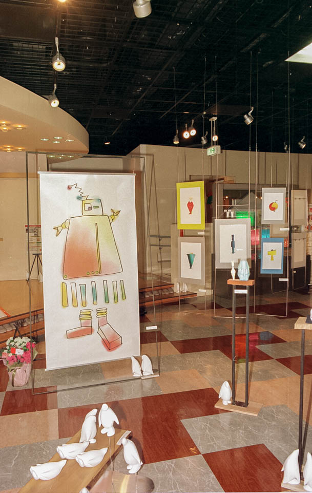 P.Parade「海から空へ」 + P.Parade「ko.n.ni.chi.wa.」1999年、東京ガス立川ショールーム「ティースリー・立川ギャラリー」での展示会の記録写真。オーストラリアのフィリップ島に生息する世界で一番小さいペンギン、フェアリーペンギン（コガタペンギン）と同じ大きさになっています。