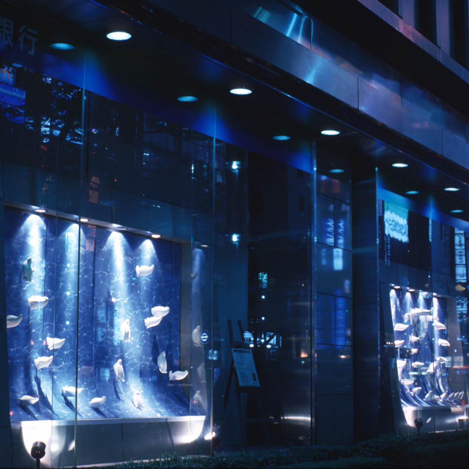 1998.8～11　東京数寄屋橋の富士銀行のウィンドウで展示されたPenguin Parade。 世界一小さなフェアリーペンギンをモデルとしました。 ペンギンのオブジェが、海の中から登場し空の中へと消えていくパレードをします。 ウインドー2面を使い、響き合う内容の展示としました。