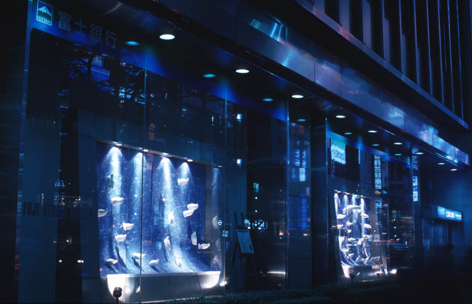 1998.8～11　東京数寄屋橋の富士銀行のウィンドウで展示されたPenguin Parade。 世界一小さなフェアリーペンギンをモデルとしました。 ペンギンのオブジェが、海の中から登場し空の中へと消えていくパレードをします。 ウインドー2面を使い、響き合う内容の展示としました。