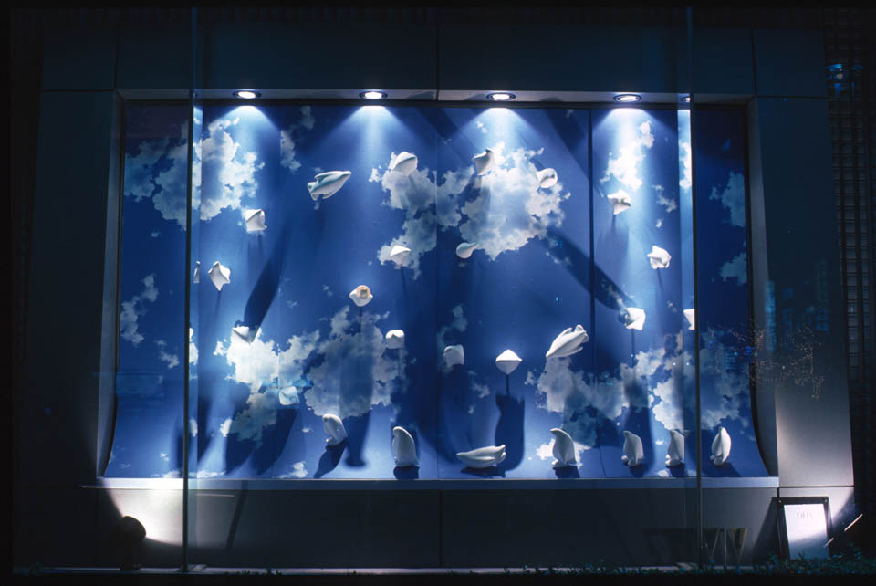 1998.8～11　東京数寄屋橋の富士銀行のウィンドウで展示されたPenguin Parade。 世界一小さなフェアリーペンギンをモデルとしました。 ペンギンのオブジェが、海の中から登場し空の中へと消えていくパレードをします。 ウインドー2面を使い、響き合う内容の展示としました。