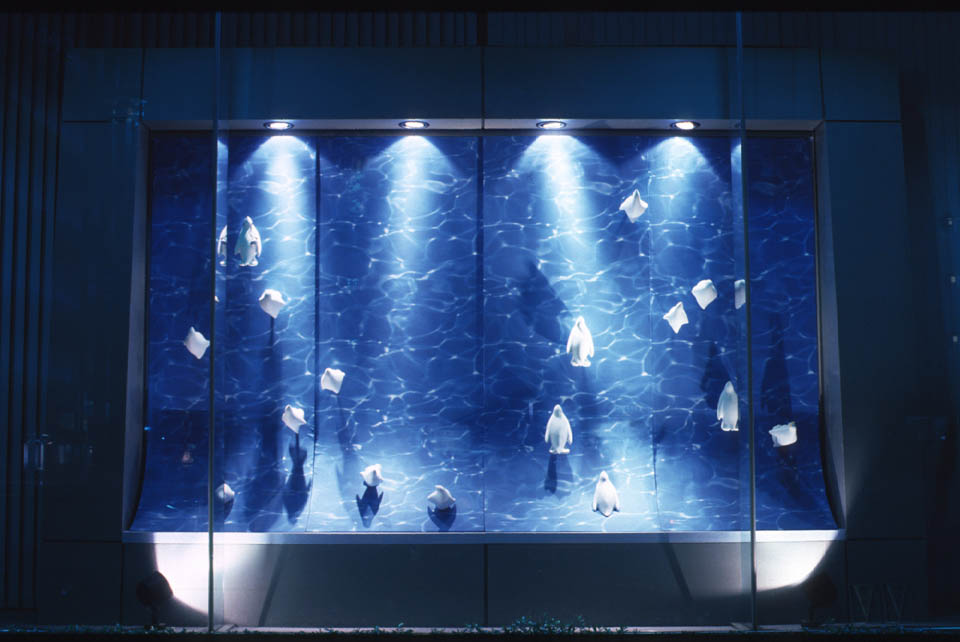 1998.8～11　東京数寄屋橋の富士銀行のウィンドウで展示されたPenguin Parade。 世界一小さなフェアリーペンギンをモデルとしました。 ペンギンのオブジェが、海の中から登場し空の中へと消えていくパレードをします。 ウインドー2面を使い、響き合う内容の展示としました。