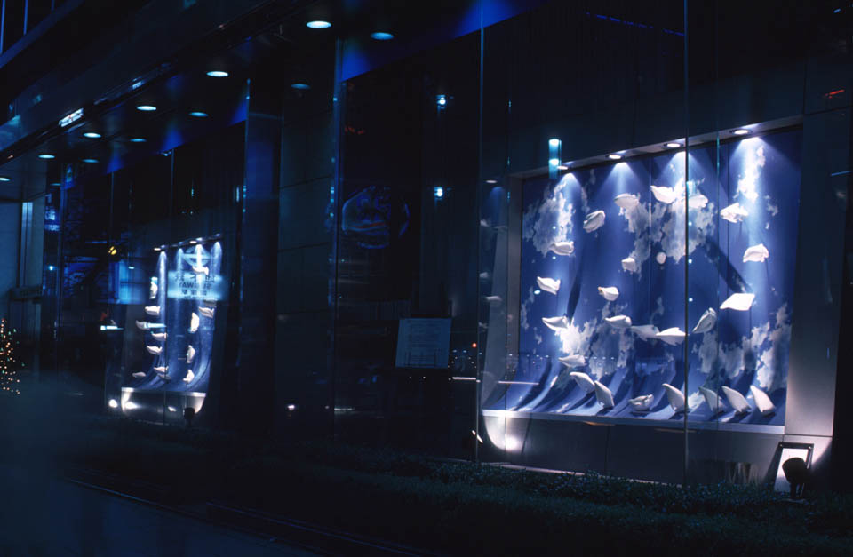 1998.8～11　東京数寄屋橋の富士銀行のウィンドウで展示されたPenguin Parade。 世界一小さなフェアリーペンギンをモデルとしました。 ペンギンのオブジェが、海の中から登場し空の中へと消えていくパレードをします。 ウインドー2面を使い、響き合う内容の展示としました。