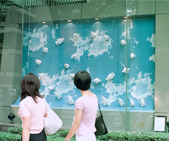 1998.8～11　東京数寄屋橋の富士銀行のウィンドウで展示されたPenguin Parade。 世界一小さなフェアリーペンギンをモデルとしました。 ペンギンのオブジェが、海の中から登場し空の中へと消えていくパレードをします。 ウインドー2面を使い、響き合う内容の展示としました。