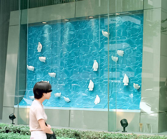 1998.8～11　東京数寄屋橋の富士銀行のウィンドウで展示されたPenguin Parade。 世界一小さなフェアリーペンギンをモデルとしました。 ペンギンのオブジェが、海の中から登場し空の中へと消えていくパレードをします。 ウインドー2面を使い、響き合う内容の展示としました。