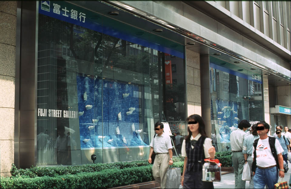 1998.8～11　東京数寄屋橋の富士銀行のウィンドウで展示されたPenguin Parade。 世界一小さなフェアリーペンギンをモデルとしました。 ペンギンのオブジェが、海の中から登場し空の中へと消えていくパレードをします。 ウインドー2面を使い、響き合う内容の展示としました。