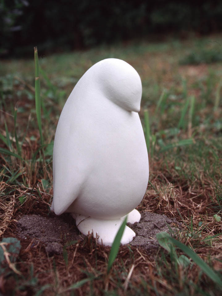 -P.Parade-ペンギンのアートオブジェは、1984年、千葉県海浜公園でのBay Park Funabashi Art展で初めてお目見えしました。その記録写真です。オーストラリアのフィリップ島に生息する世界で一番小さいペンギンフェアリーペンギン(コガタペンギン)と同じ大きさになっています。