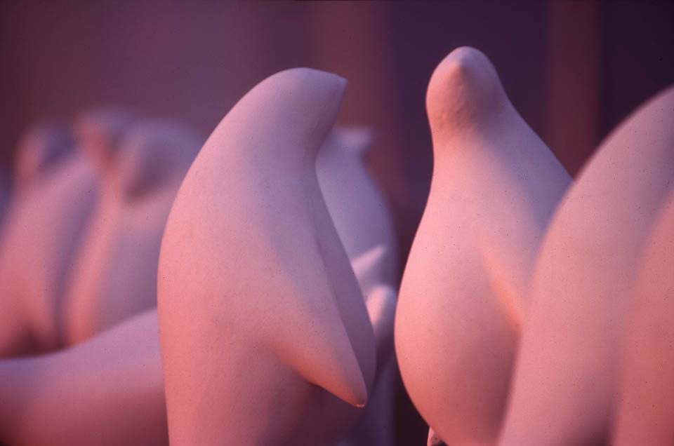 -P.Parade-ペンギンのアートオブジェは、1984年、千葉県海浜公園でのBay Park Funabashi Art展で初めてお目見えしました。その記録写真です。オーストラリアのフィリップ島に生息する世界で一番小さいペンギンフェアリーペンギン(コガタペンギン)と同じ大きさになっています。