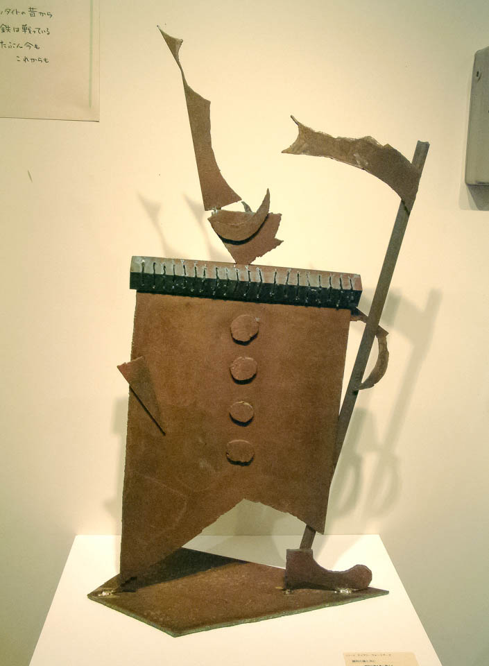 「戦う」を考察して制作した鉄のアートオブジェ「アイアン・ウォーリアーズ」シリーズの作品。ヒッタイトの昔から戦っている鉄に想いを馳せた彫刻作品です。「勝利の旗と共に」