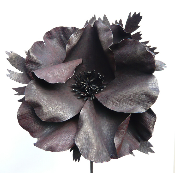 大輪の牡丹の花をシンプルなスタンドにまとめまたアートオブジェ、彫刻作品です。 花びら一枚一枚のシワが、とても繊細な作品です。花のアップ写真。
