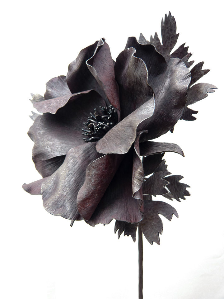大輪の牡丹の花をシンプルなスタンドにまとめまたアートオブジェ、彫刻作品です。 花びら一枚一枚のシワが、とても繊細な作品です。花のアップ写真。