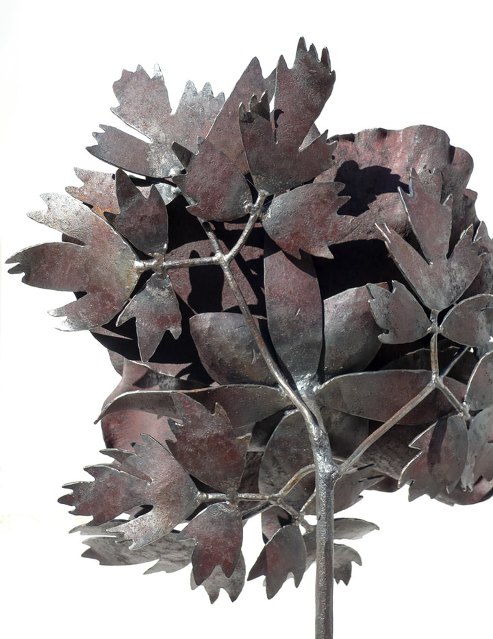 大輪の牡丹の花をシンプルなスタンドにまとめまたアートオブジェ、彫刻作品です。 花びら一枚一枚のシワが、とても繊細な作品です。後ろの写真。