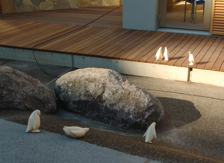 東京都稲城市マンション・ファインストーリアに設置になったペンギンのアートオブジェ「- P.Parade」の設置された様子です。ポリレジンでできており、陶器用の風合いの質感です。外構設置の様子。