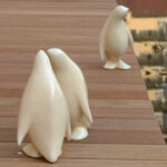 東京都稲城市マンション・ファインストーリアに設置になったペンギンのアートオブジェ「- P.Parade」の設置された様子です。ポリレジンでできており、陶器用の風合いの質感です。外構設置の様子。