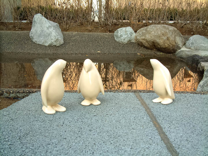 東京都稲城市マンション・ファインストーリアに設置になったペンギンのアートオブジェ「- P.Parade」の設置された様子です。ポリレジンでできており、陶器用の風合いの質感です。外構設置の様子。
