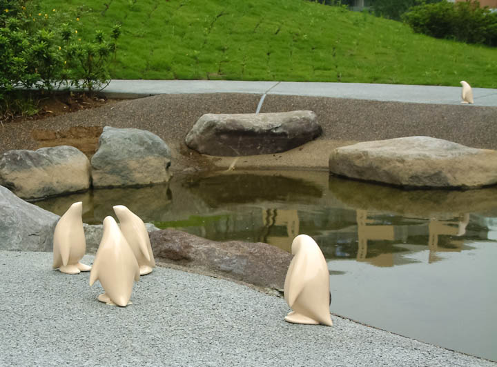 東京都稲城市マンション・ファインストーリアに設置になったペンギンのアートオブジェ「- P.Parade」の設置された様子です。ポリレジンでできており、陶器用の風合いの質感です。外構設置の様子。