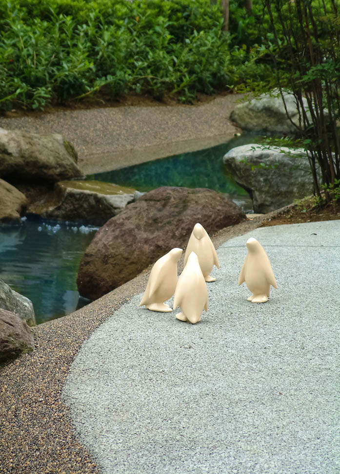 東京都稲城市マンション・ファインストーリアに設置になったペンギンのアートオブジェ「- P.Parade」の設置された様子です。ポリレジンでできており、陶器用の風合いの質感です。外構設置の様子。