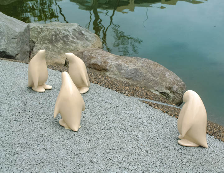 東京都稲城市マンション・ファインストーリアに設置になったペンギンのアートオブジェ「- P.Parade」の設置された様子です。ポリレジンでできており、陶器用の風合いの質感です。外構設置の様子。