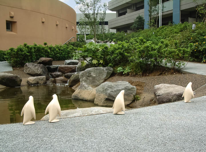 東京都稲城市マンション・ファインストーリアに設置になったペンギンのアートオブジェ「- P.Parade」の設置された様子です。ポリレジンでできており、陶器用の風合いの質感です。外構設置の様子。
