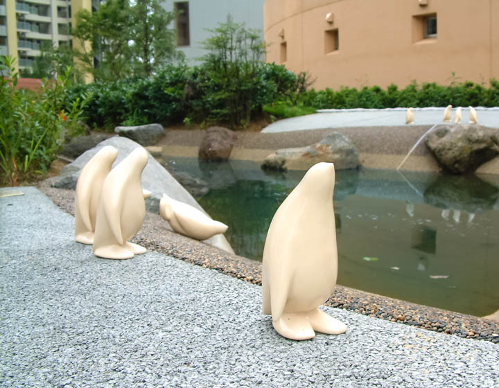 東京都稲城市マンション・ファインストーリアに設置になったペンギンのアートオブジェ「- P.Parade」の設置された様子です。ポリレジンでできており、陶器用の風合いの質感です。外構設置の様子。