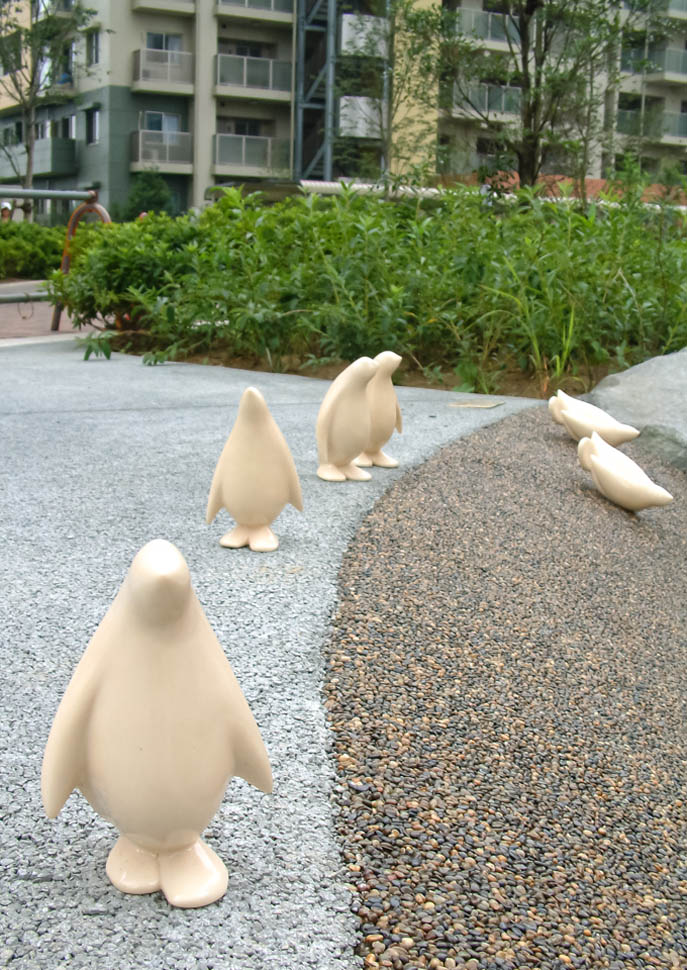 東京都稲城市マンション・ファインストーリアに設置になったペンギンのアートオブジェ「- P.Parade」の設置された様子です。ポリレジンでできており、陶器用の風合いの質感です。外構設置の様子。