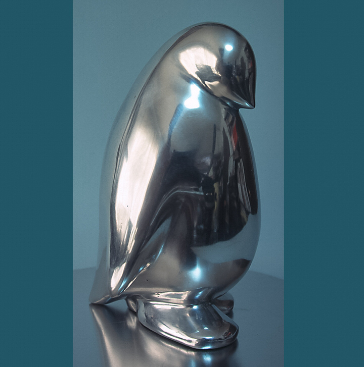 「P.Parade」ペンギンをモチーフにしたアートオブジェ、彫刻品が「第4回ものづくりコンテスト」で素形材月刊推進協議会会長賞を頂きました。７つある形の５番「ティエラ」、うつむいているペンギンが受賞作品です。 「P.Parade」は世界が創られた７日間から７つの動きを取り出して、 一匹のペンギンが啓示を受け、 歩き出し、調子に乗り、反省して振り返る一連の動きを ７つの形で表現します。 オーストラリアのフィリップ島に生息する世界で一番小さいペンギン フェアリーペンギン（コガタペンギン）と同じ大きさになっています。