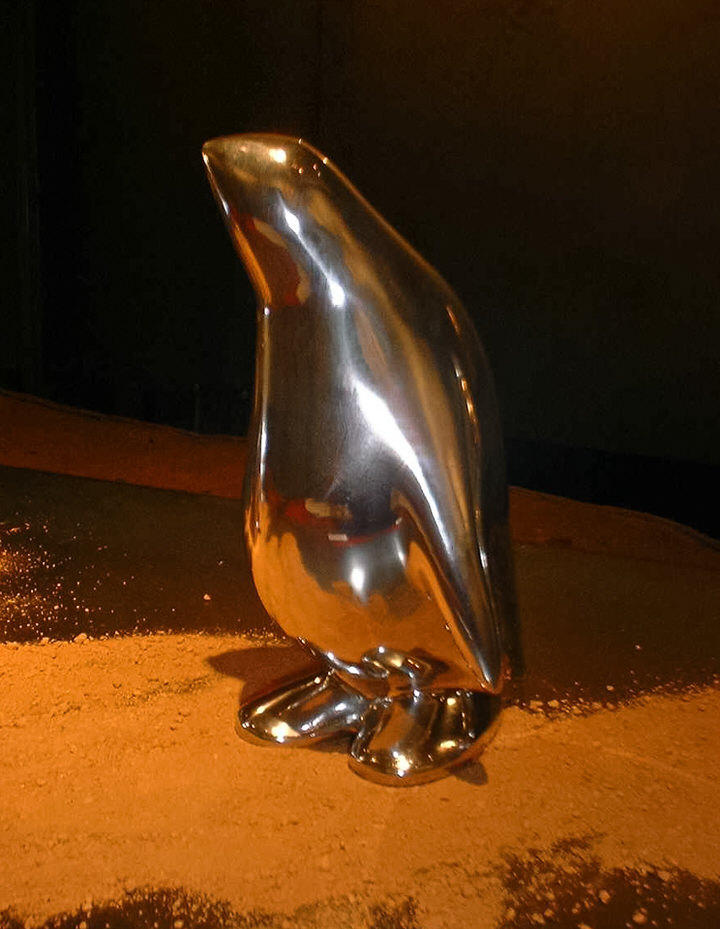 「P.Parade」ペンギンをモチーフにしたアートオブジェ、彫刻品のアルミ鋳造で制作した作品です。アルミはヒドロというタイプで屋外に設置しても耐久性があります。 2番、フエゴ。性格は強がりで慎重派。石橋は叩いて壊す系。