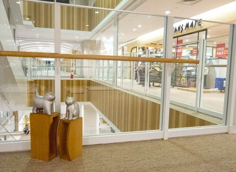 起承転結喜怒哀楽で出来たネコオブジェ「Cat's mate」フロアに設置した猫の彫刻作品